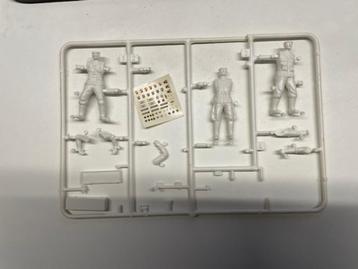 Bouwdoos 1:35 Revell H2108 Pz.Artillery Regiment, incompleet beschikbaar voor biedingen