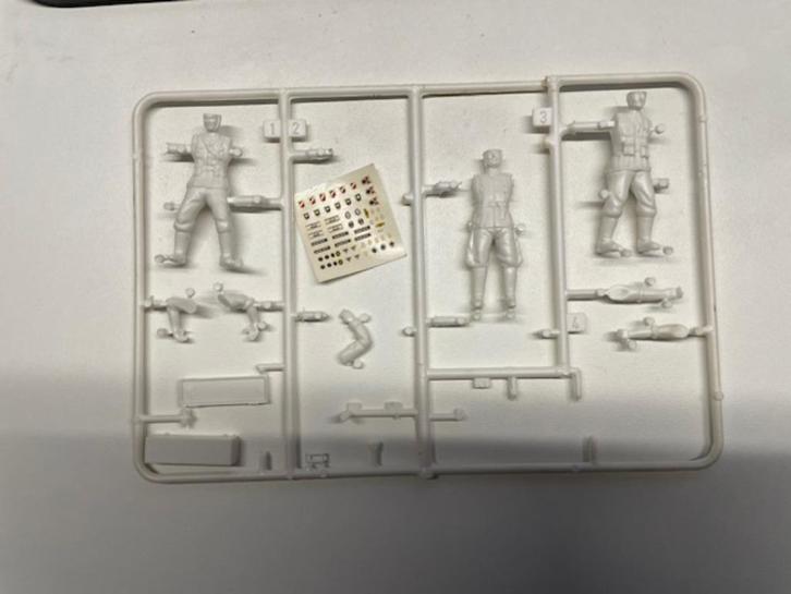 Bouwdoos 1:35 Revell H2108 Pz.Artillery Regiment, incompleet, Hobby en Vrije tijd, Modelbouw | Figuren en Diorama's, Zo goed als nieuw