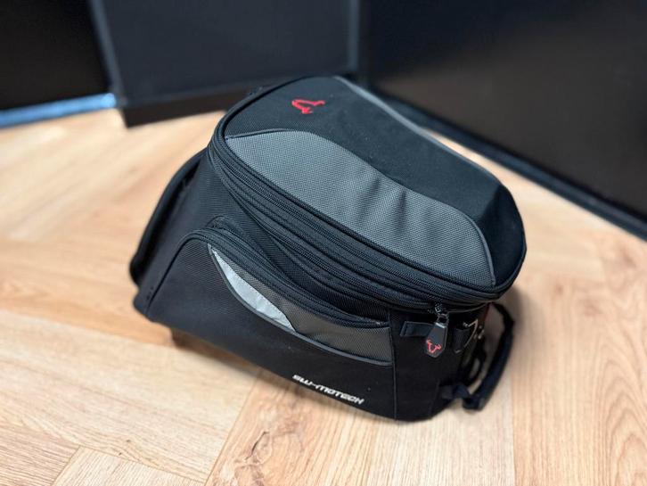 SW-MOTECH City EVO tanktas – compleet met Suzuki tankring !, Motoren, Accessoires | Koffers en Tassen, Zo goed als nieuw, Ophalen of Verzenden