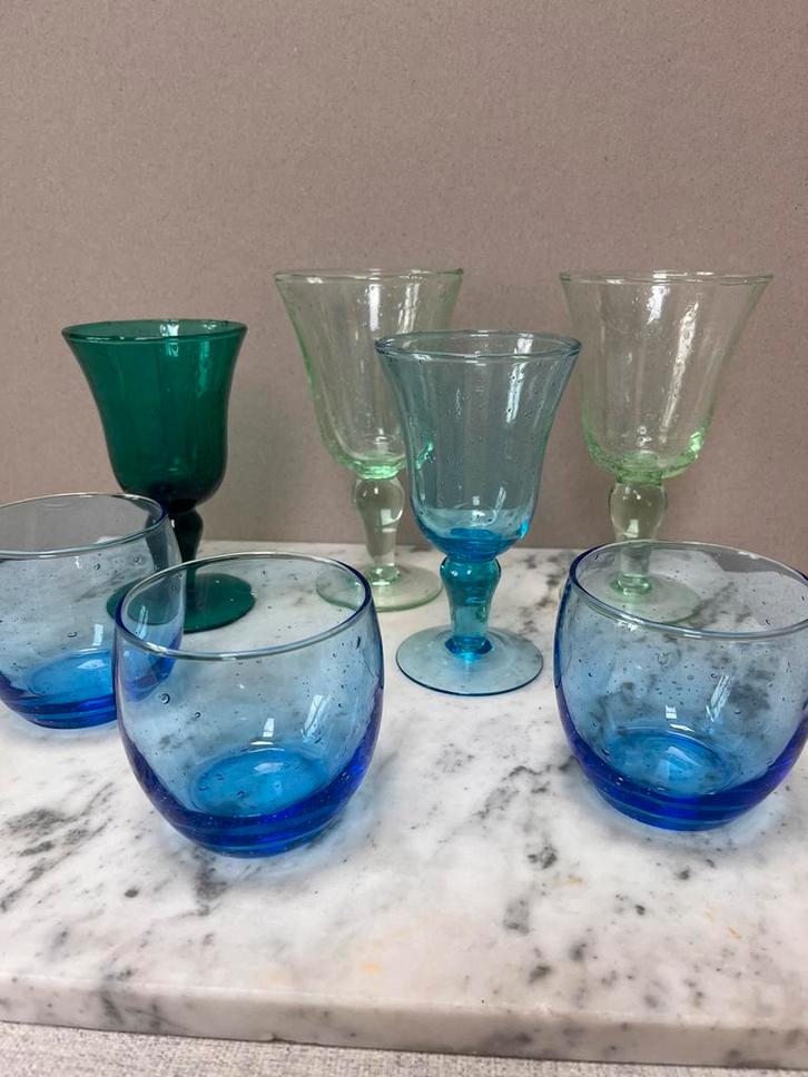 Glazen set 4 wijnglazen en 3 waterglazen van gekleurd glas, Verzamelen, Glas en Borrelglaasjes, Gebruikt, Overige typen, Ophalen