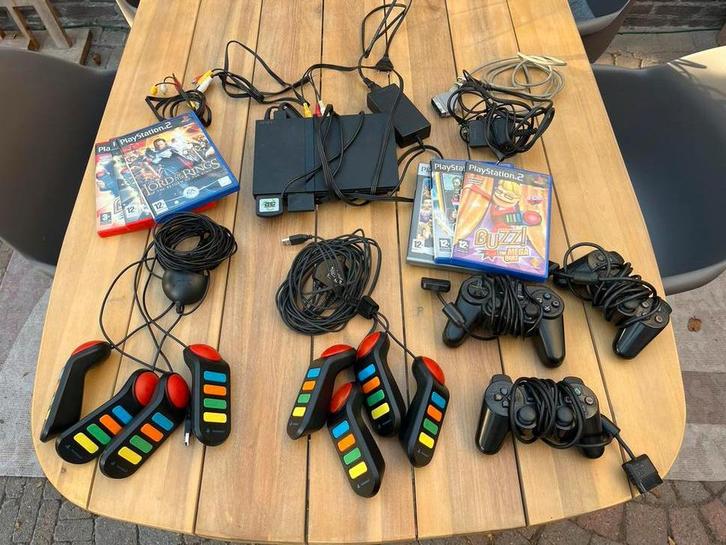 PlayStation 2 Compleet Pakket met 6 spellen en Buzz, Spelcomputers en Games, Spelcomputers | Sony PlayStation 1, Gebruikt, Met 3 controllers of meer