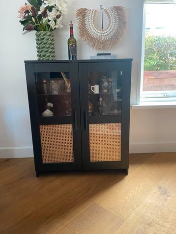 Vitrine kast Brimnes Ikea, zwart. Gestyled met webbing beschikbaar voor biedingen