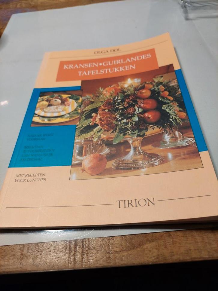 Kransen, Guirlandes, Tafelstukken - Olga Dol, Boeken, Hobby en Vrije tijd, Zo goed als nieuw, Overige onderwerpen, Ophalen of Verzenden