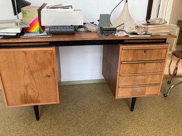 60er jaren bureau  beschikbaar voor biedingen