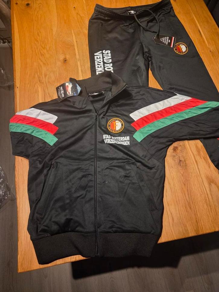Feyenoord Trainingspak 90's FRFC1908 editie (2 maten: S & M), Sport en Fitness, Voetbal, Zo goed als nieuw, Trainingspak, Maat M