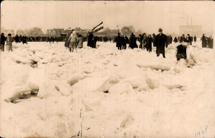 Menigte op het ijs - Vlaggen, Verzamelen, Ansichtkaarten | Nederland, Gelopen, Zuid-Holland, 1920 tot 1940, Ophalen of Verzenden