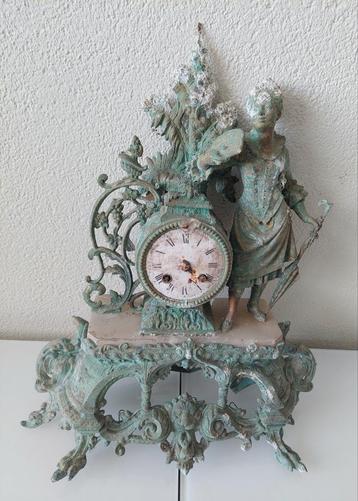 Versleten Antieke Pendule met Beeld beschikbaar voor biedingen