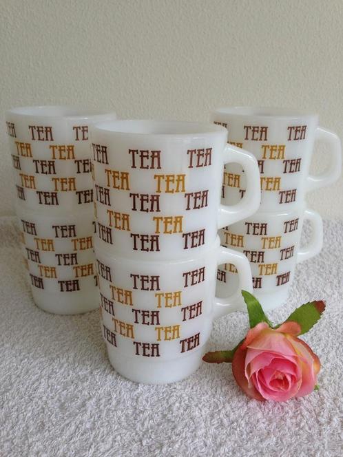 🤎6 Vintage MELKGLAS THEEGLAZEN/ TEA Mokken, stapelbaar., Huis en Inrichting, Keuken | Servies, Zo goed als nieuw, Glas of Glazen