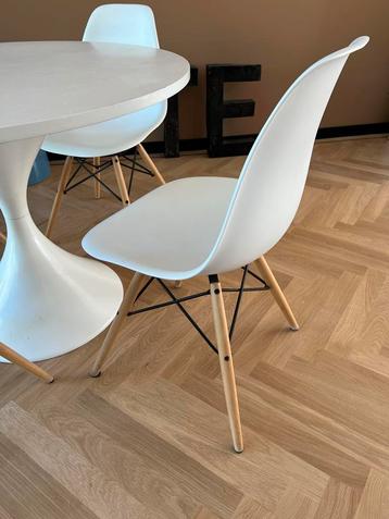 Retro Tafel met 4 Stoelen beschikbaar voor biedingen