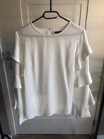 Witte blouse met laagjes aan de mouwen, merk Nikkie, maat 36, Kleding | Dames, Tops, Wit, Ophalen of Verzenden, Nikkie, Lange mouw