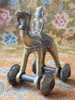 Dromedaris met berijder antiek tempelspeelgoed uit India., Antiek en Kunst, Kunst | Niet-Westerse kunst, Ophalen of Verzenden