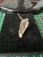 Zilverkleurige Vleugel Ketting, Sieraden, Tassen en Uiterlijk, Kettingen, Ophalen, Met hanger, Kunststof, Zo goed als nieuw