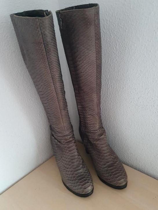 Mooie grijze echt leren laarzen slangenprint mt 37, Kleding | Dames, Schoenen, Zo goed als nieuw, Hoge laarzen, Grijs, Ophalen of Verzenden