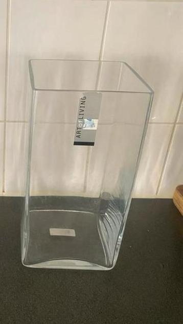 Vierkante  vaas, zeer stevig glas ( art of living)  beschikbaar voor biedingen