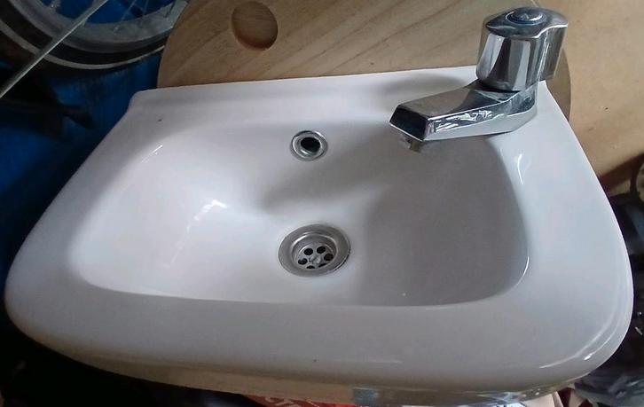 Wastafel met kraan - Prima voor badkamer of toilet, Huis en Inrichting, Overige Huis en Inrichting, Ophalen