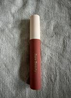 Rare Beauty Lip Soufflé Matte Lip Cream Kindness, Sieraden, Tassen en Uiterlijk, Uiterlijk | Cosmetica en Make-up, Ophalen, Nieuw