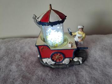 Miniatuur kerstdorp spulletjes: Popcorn verkoopkar beschikbaar voor biedingen