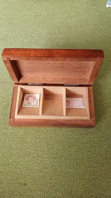 Postzegeldoosje hout beschikbaar voor biedingen