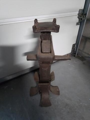 Oude ijzer mijn stud van de mijn vroeger kan je binnen zette beschikbaar voor biedingen