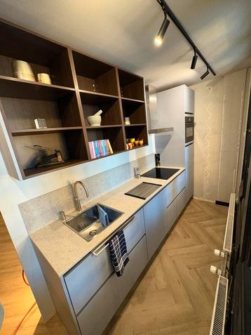 Nieuwe showroomkeuken in zacht blauw met quooker, composiet beschikbaar voor biedingen