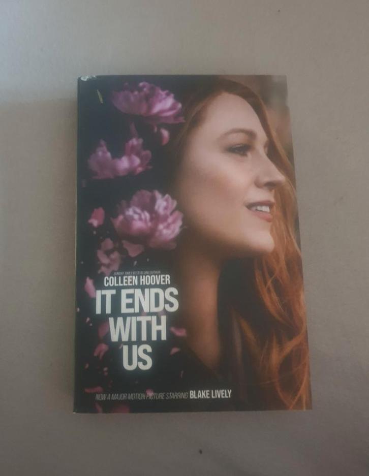 It Ends With Us - Colleen Hoover. Nog nieuw. Uit 2024, Boeken, Romans, Nieuw, Amerika, Ophalen of Verzenden