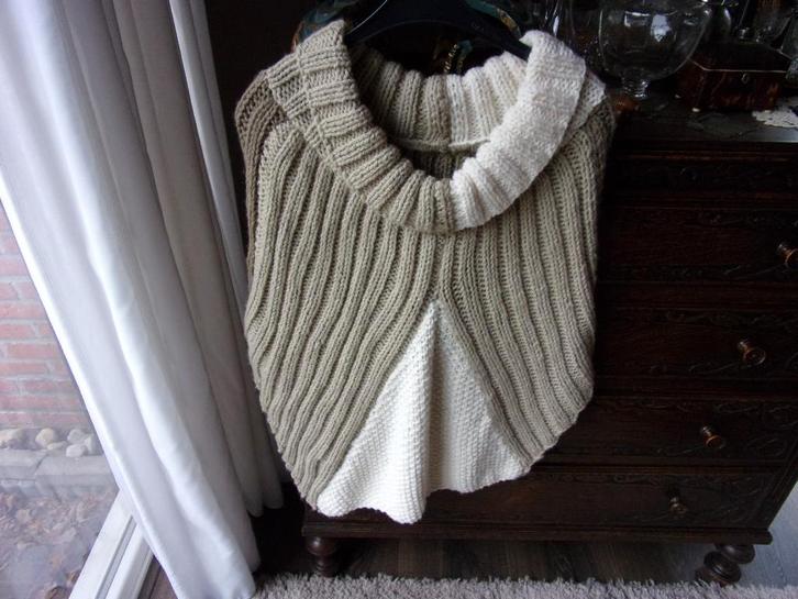 PONCHO MET COL HANDGEBREID EN  MOOIE KLEURCOMBINATIE, Kleding | Dames, Dames-kledingpakketten, Zo goed als nieuw, Maat 42/44 (L)