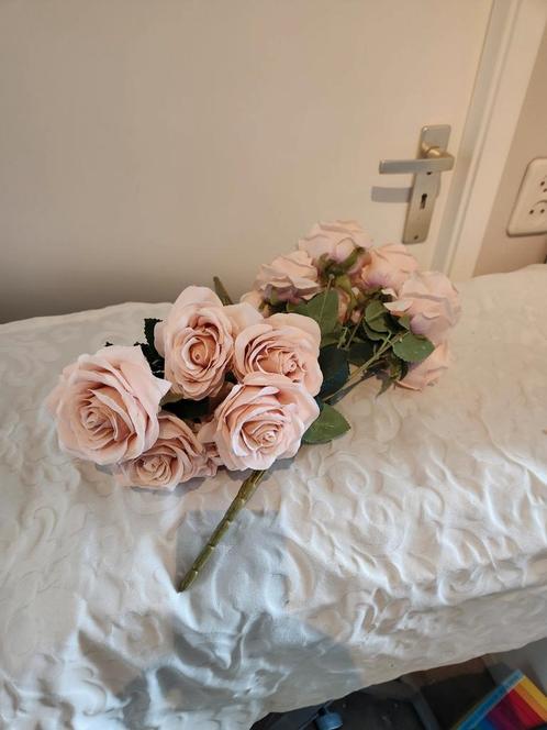 Kunstbloemen van lichtrose van kleur. 2 bosjes van 8 rozen., Huis en Inrichting, Woonaccessoires | Kransen, Nieuw, Ophalen
