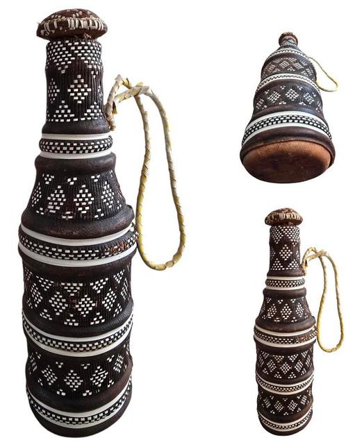 Geometrisch hand gesneden fles leder :Totaal gemeten: 25 * 7, Antiek en Kunst, Antiek | Overige Antiek, Ophalen of Verzenden
