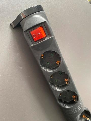 Stekkerdoos met 6 Stopcontacten en schakelaar per 3 beschikbaar voor biedingen