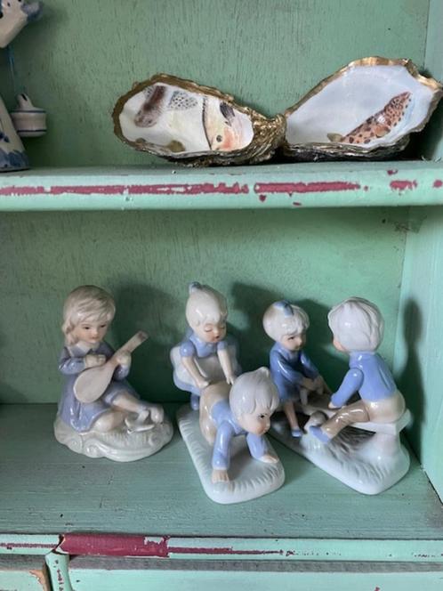 2 x wit blauw beeldje spelende kinderen. Porselein., Verzamelen, Beelden en Beeldjes, Zo goed als nieuw, Mens, Ophalen