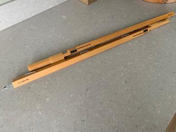 2x Houten krantenhouder beschikbaar voor biedingen