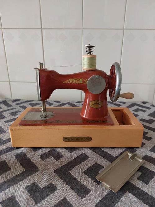 vintage kinder naaimachine gemaakt in de USSR., Antiek en Kunst, Antiek | Naaimachines, Ophalen of Verzenden