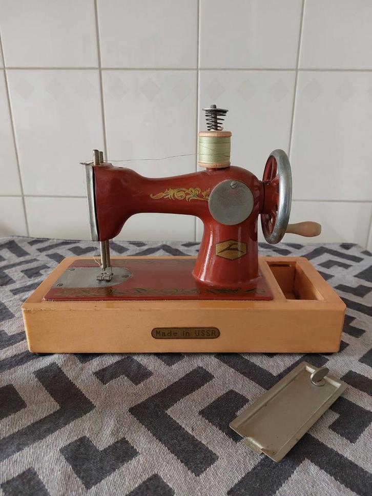 Sier vintage kinder naaimachine gemaakt in de USSR., Antiek en Kunst, Antiek | Naaimachines, Ophalen of Verzenden