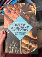 Trouw nooit een vrouw met grote voeten - Mineke Schipper, Boeken, Ophalen of Verzenden, Zo goed als nieuw, Algemeen
