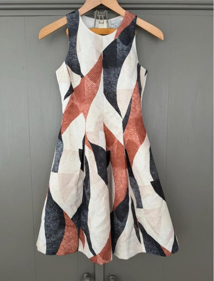 Beige jurk met gaaf design - Nieuwstaat! Mt XS, Kleding | Dames, Jurken, Nieuw, Maat 34 (XS) of kleiner, Beige, Boven de knie