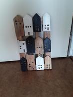 Houten Schilderij met 12 verschillende houten huisjes erop, Huis en Inrichting, Minder dan 50 cm, Ophalen of Verzenden, Zo goed als nieuw