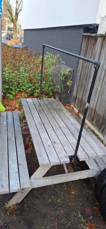 Gratis picknicktafel met lamprail beschikbaar voor biedingen