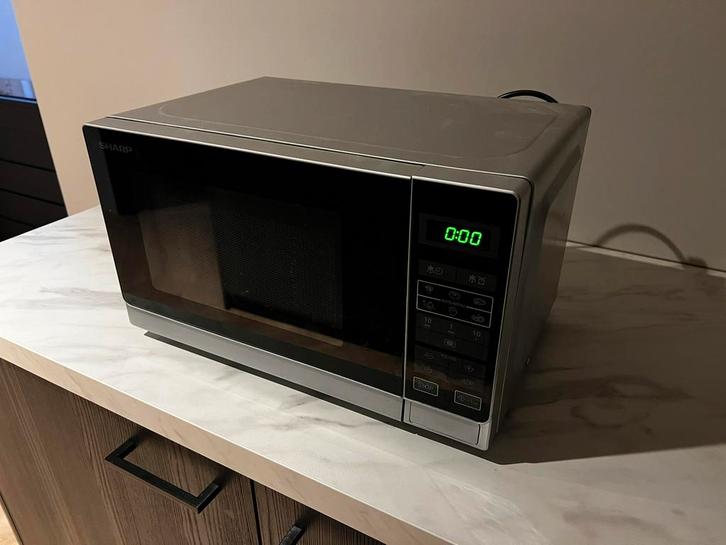 Sharp R-242 800 watt solo magnetron, Witgoed en Apparatuur, Magnetrons, Zo goed als nieuw, Draaiplateau, Ophalen