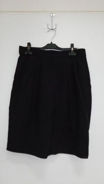 Marccain zwarte short, knielengte, maat 40 beschikbaar voor biedingen