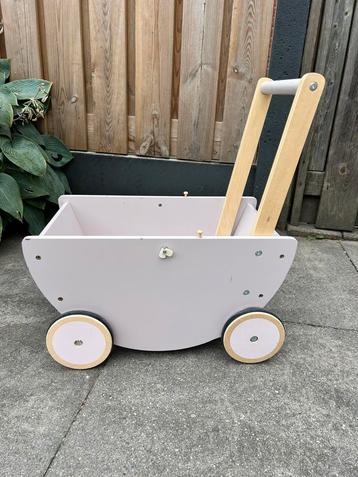 Houten poppenwagen beschikbaar voor biedingen