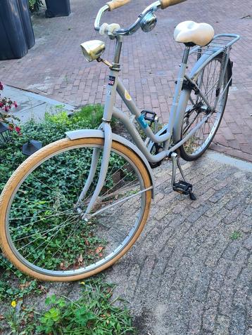 Stijlvolle damesfiets in goede staat – retro look beschikbaar voor biedingen