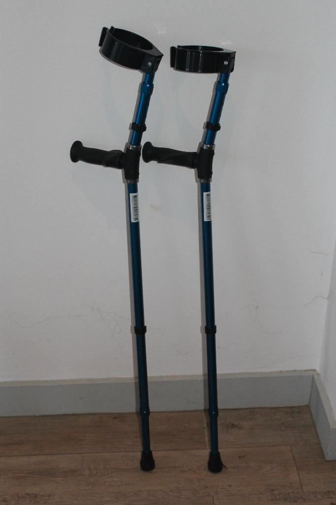 Te huur verstelbare (loop)krukken, Diversen, Loopkrukken, Zo goed als nieuw, In hoogte verstelbaar, Ophalen