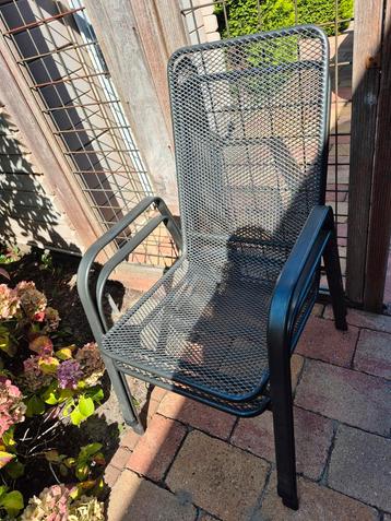 2 Metalen Tuinstoelen - Stapelbaar beschikbaar voor biedingen
