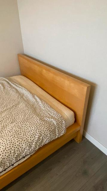 IKEA Malm bed 140x200 + bijpassend nachtkastje - afbeelding 4