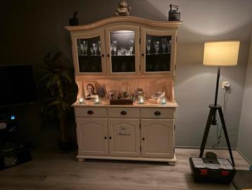 Witte klassieke buffetkast beschikbaar voor biedingen