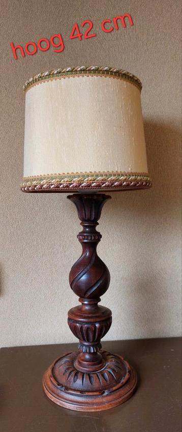 Oud tafellampje 42 cm hg eikenvoetje beschikbaar voor biedingen