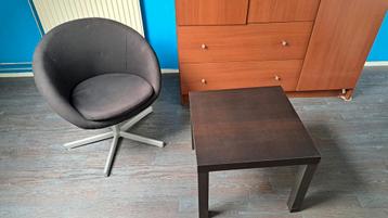Bijzettafel en kleine fauteuil van Ikea. 