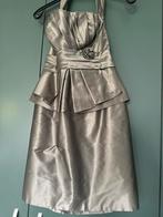 Te koop : sjieke cocktailjurk met fraaie speld., Ophalen of Verzenden, Zo goed als nieuw, Zwart, Cocktailjurk