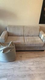 Zeer nette grijze 2 persoons bank + poef, Huis en Inrichting, Banken | Bankstellen, Ophalen, Tweepersoons, 75 tot 100 cm, Zo goed als nieuw