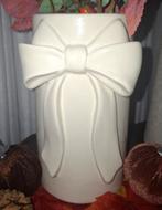 Crème wit vaas met strik, Huis en Inrichting, Wit, Aardewerk of Porselein, Ophalen of Verzenden, Zo goed als nieuw